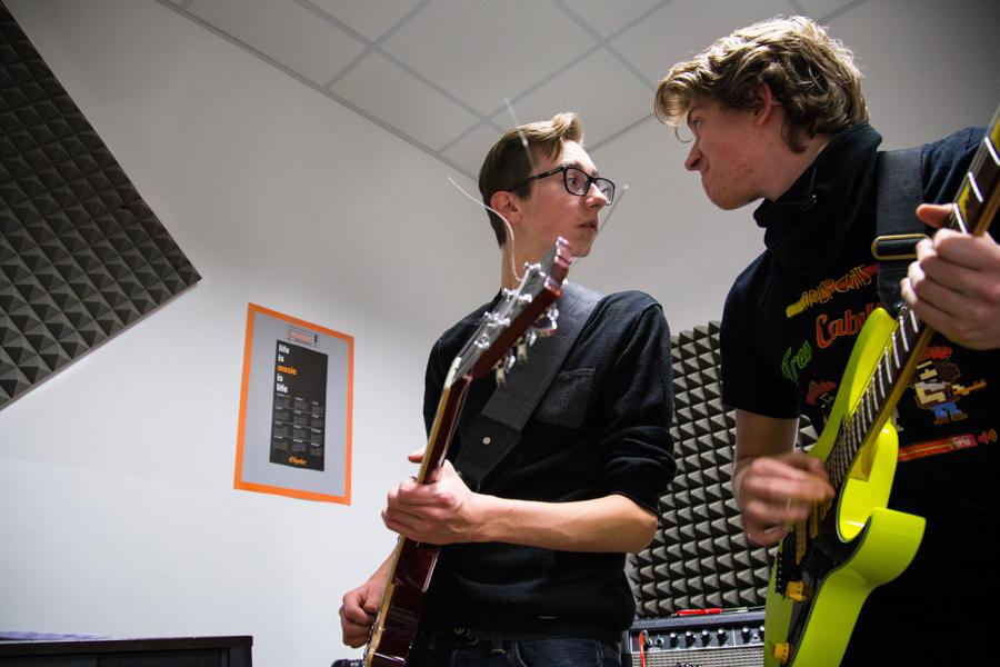 Allievi dei Corsi di chitarra alla Scuola di Musica Cluster Milano